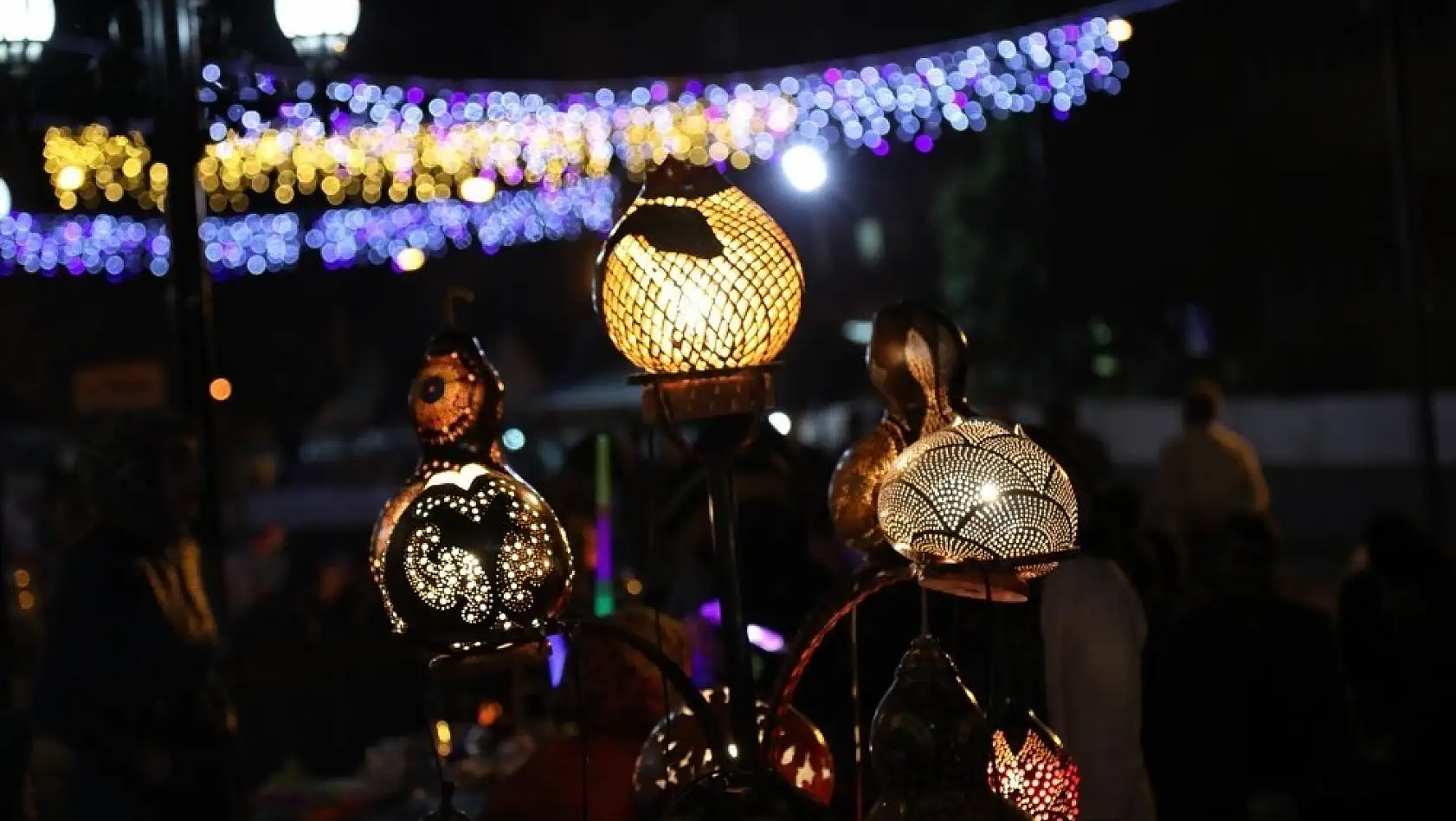 Su kabakları, Ramazan sokağını aydınlatıyor 