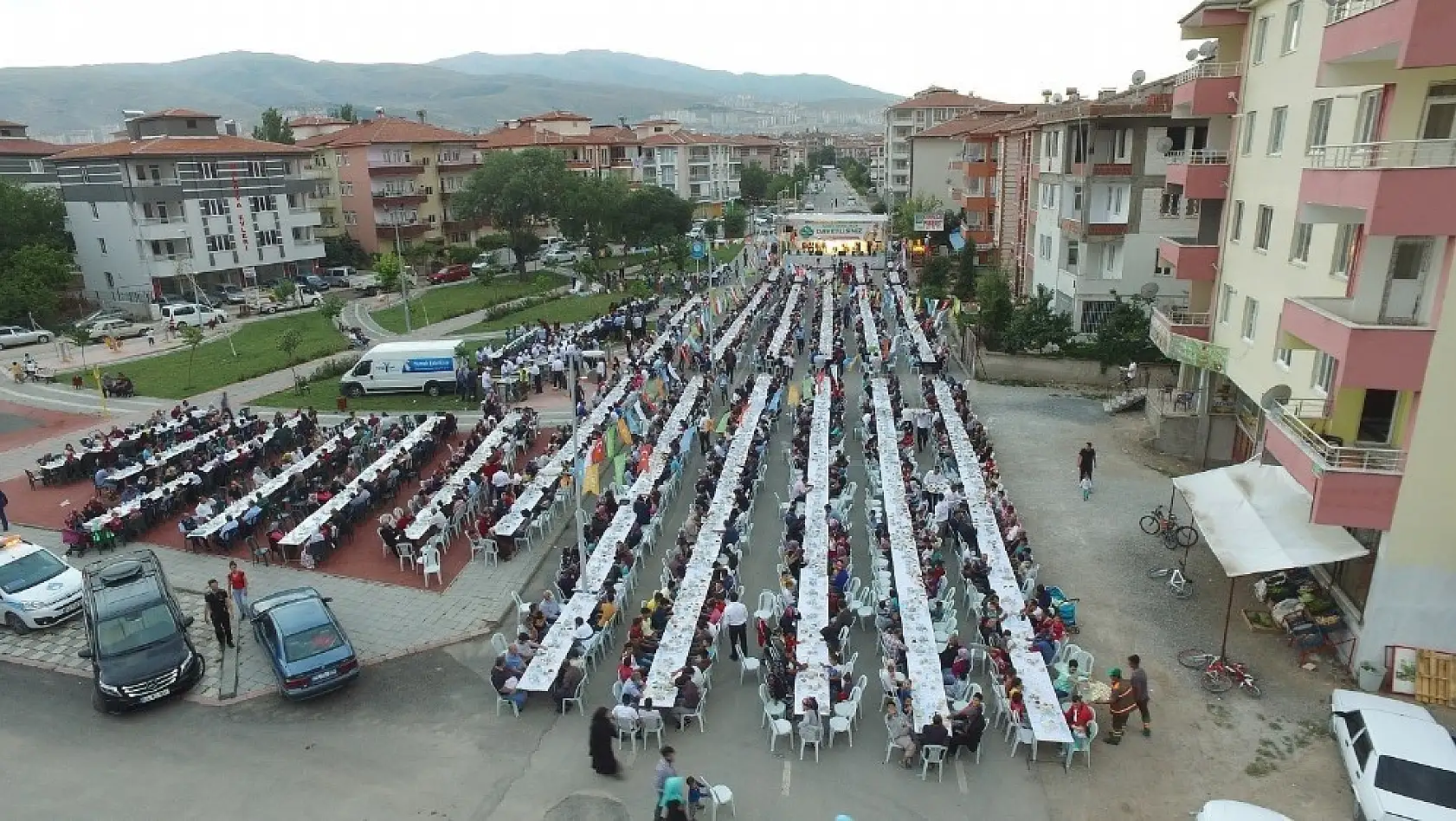 Binlerce kişi aynı sofrada iftar açtı 