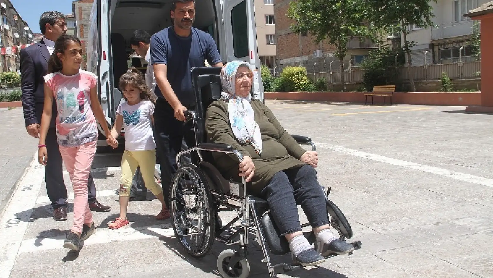 Engelliler ve hastalar da ekipler tarafından taşınarak oylarını kullandı 