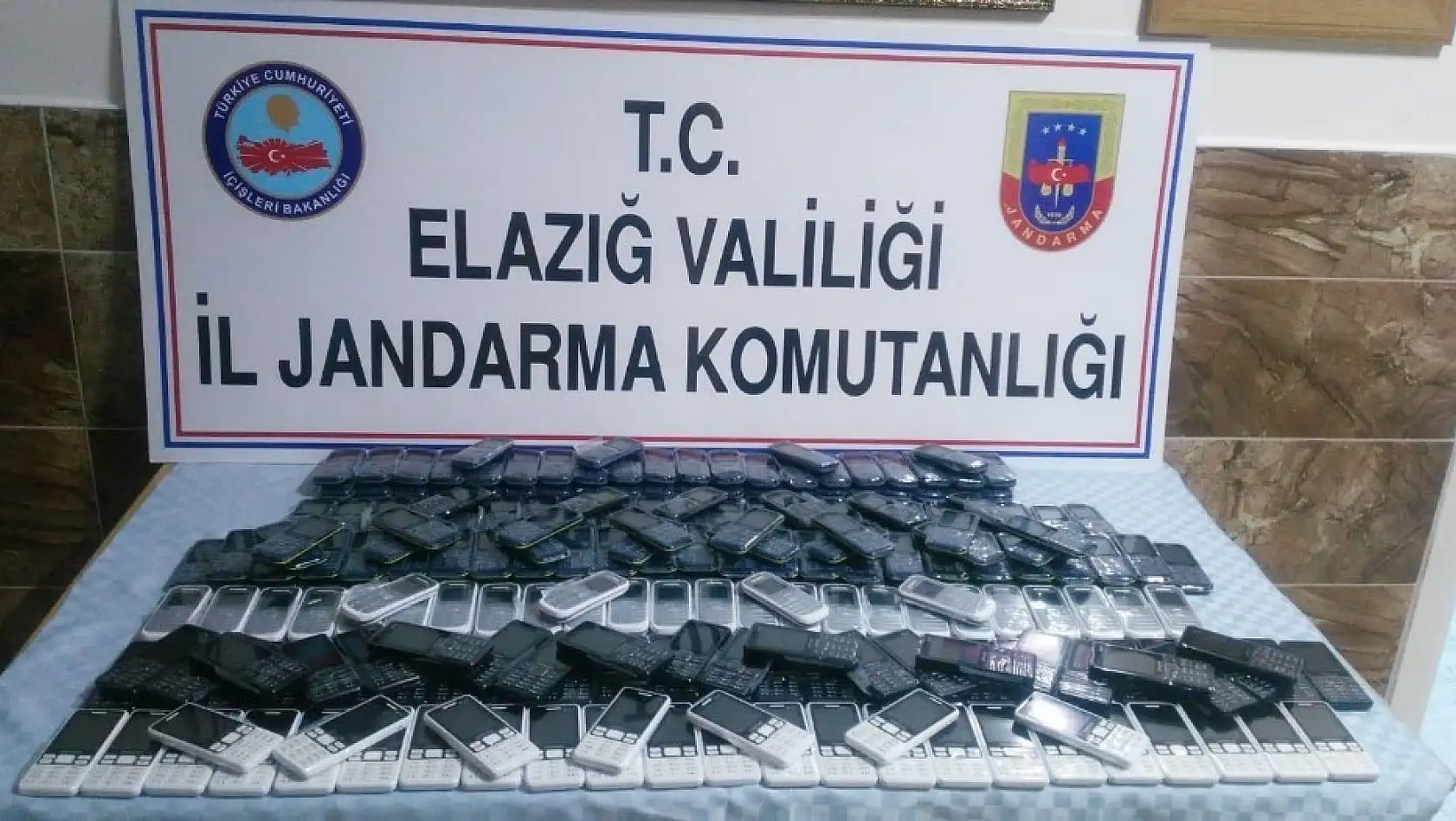 Elazığ'da 239 adet kaçak cep telefonu ele geçirildi 