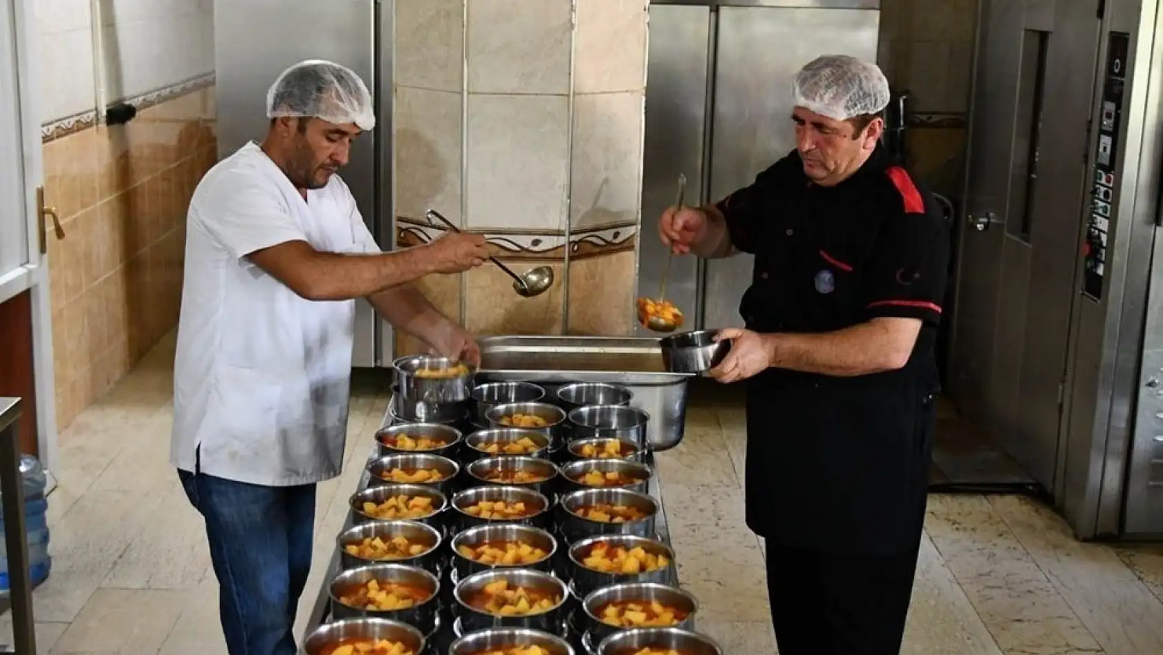 Tunceli'de her gün bin aileye sıcak yemek 