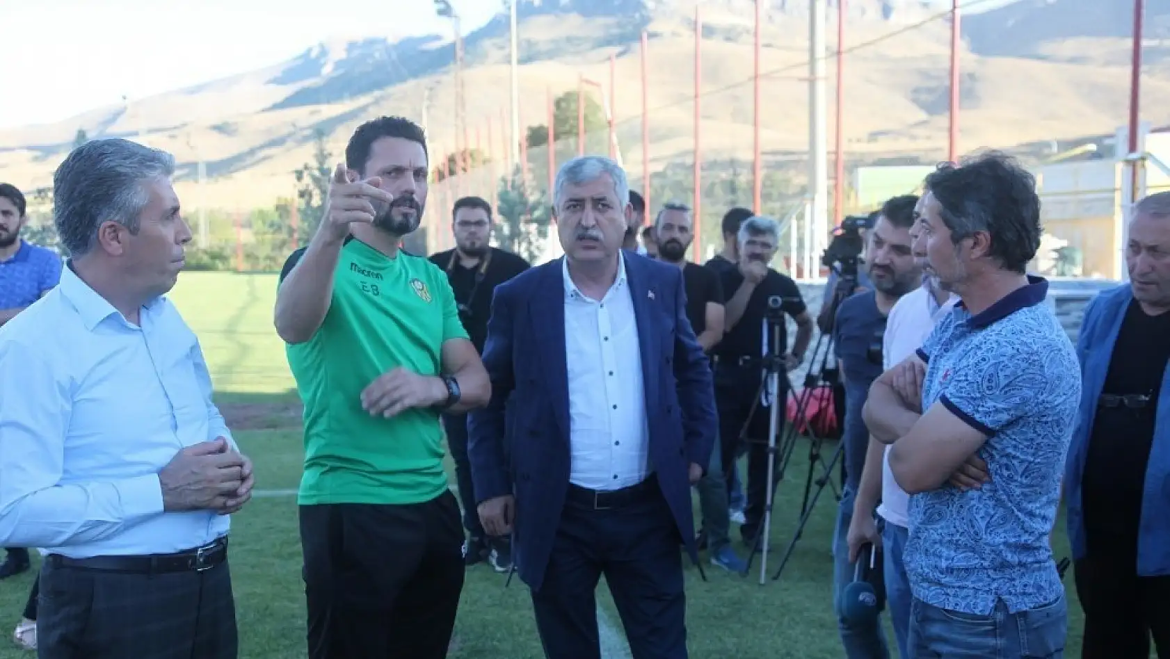 Başkan Polat, Evkur Yeni Malatyaspor'un idmanını ziyaret etti 