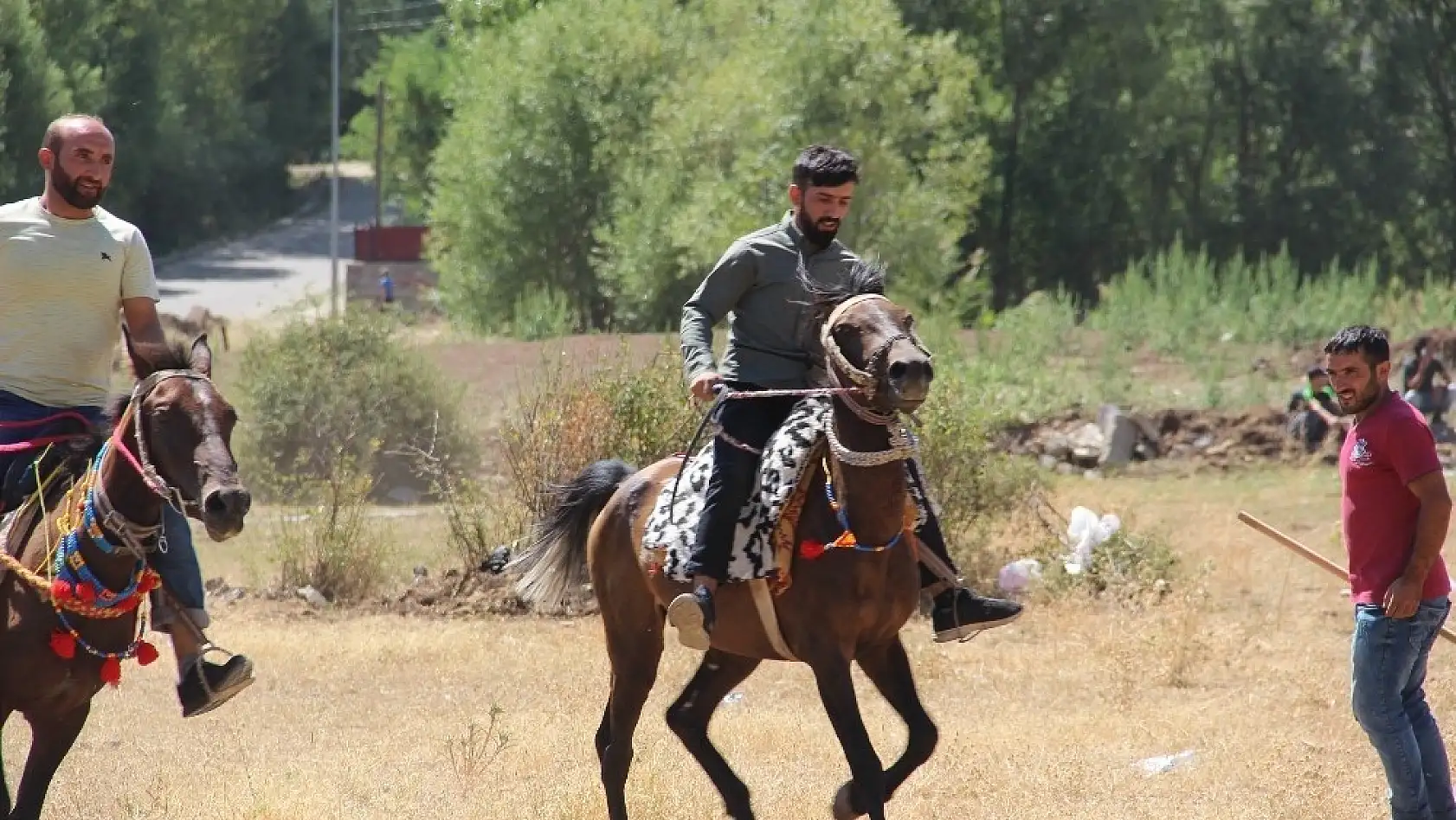 Solhan'da yöresel at yarışları ile çifte kutlama 