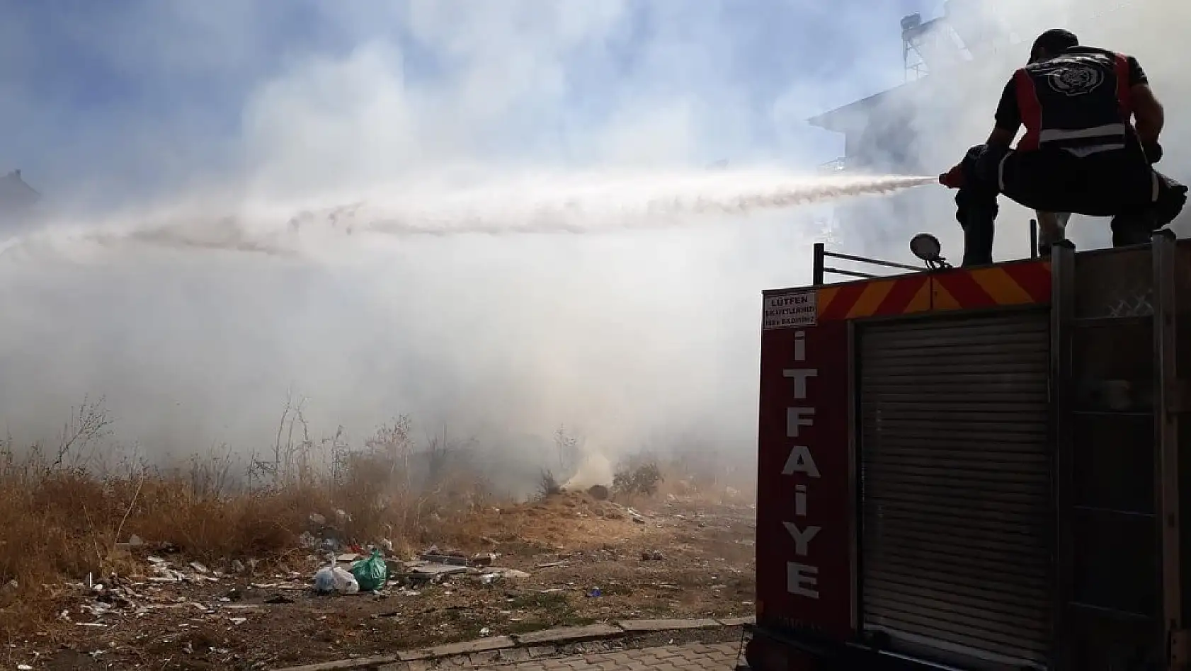 Bingöl'de, ot yangını evlere ulaşmadan söndürüldü 