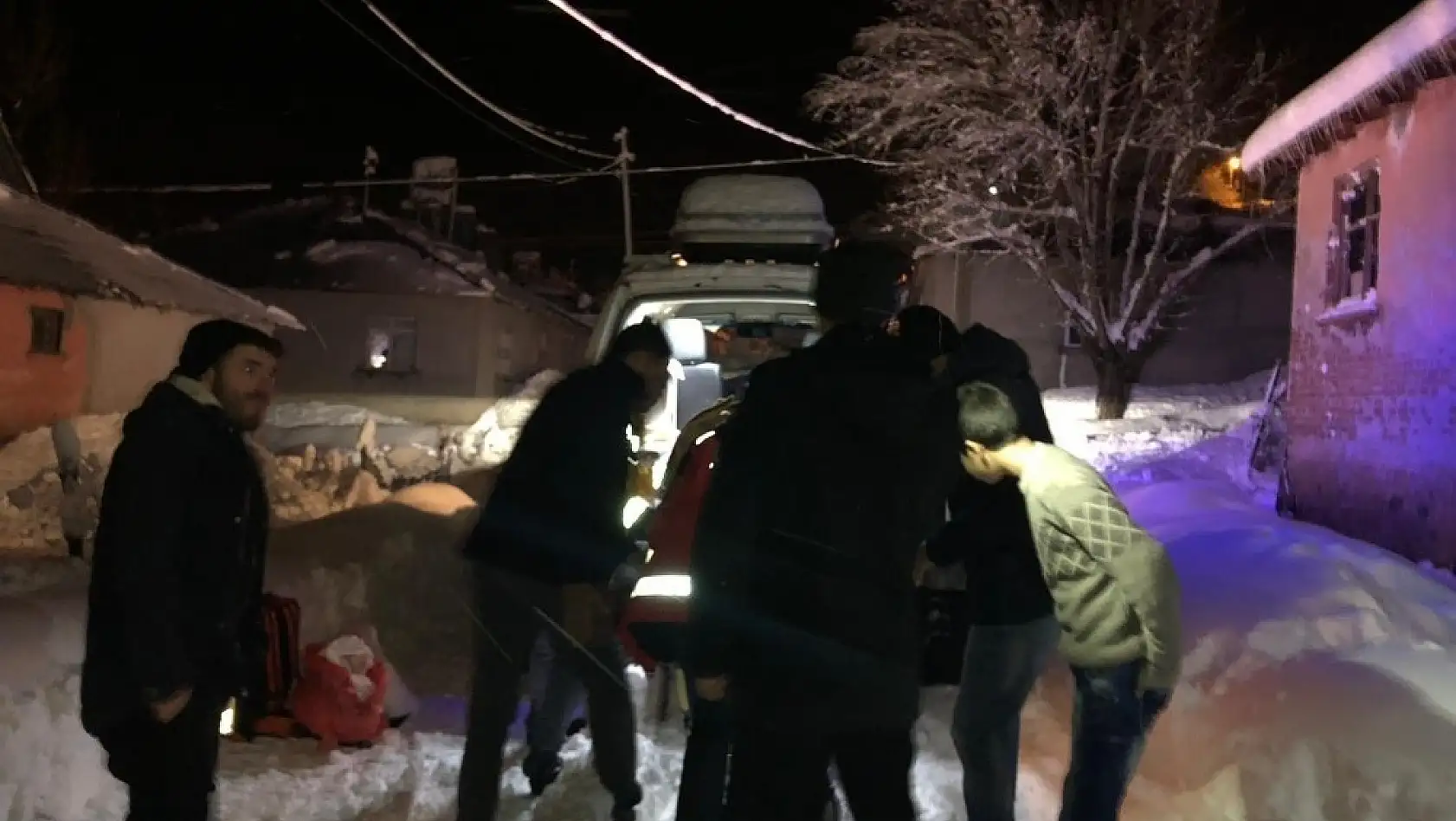 Kar yolları kapattı, hastalara uzun uğraşlar sonucu ulaşıldı 