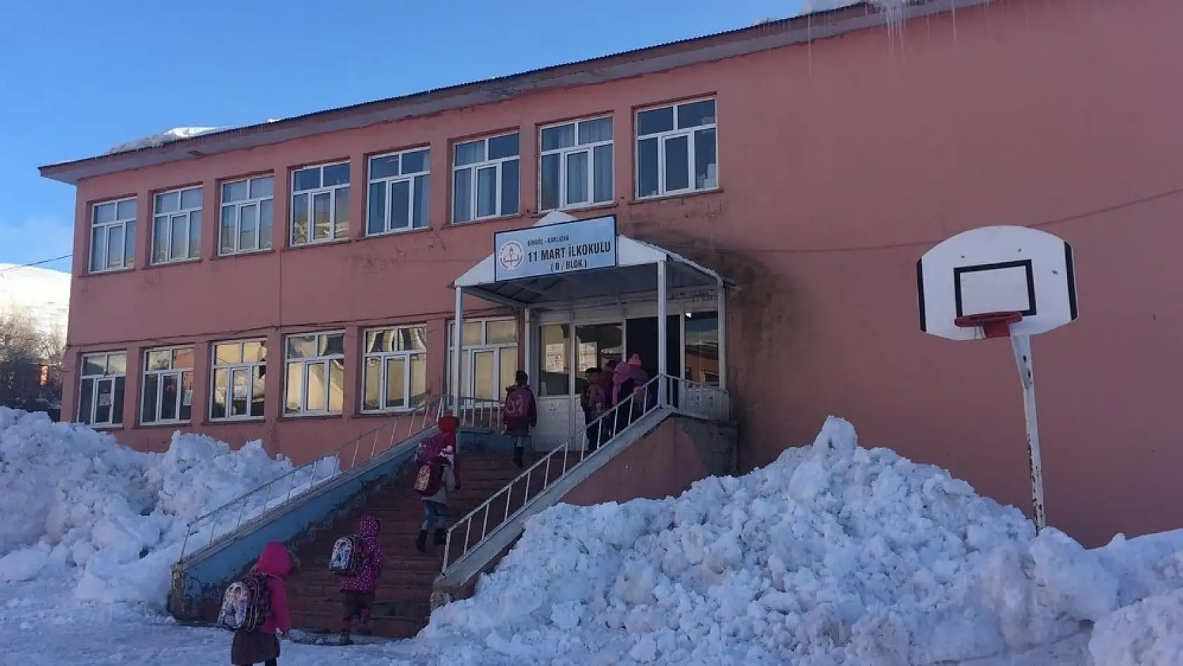35 gün tatil yapan Karlıovalı öğrenciler ders başı yaptı 