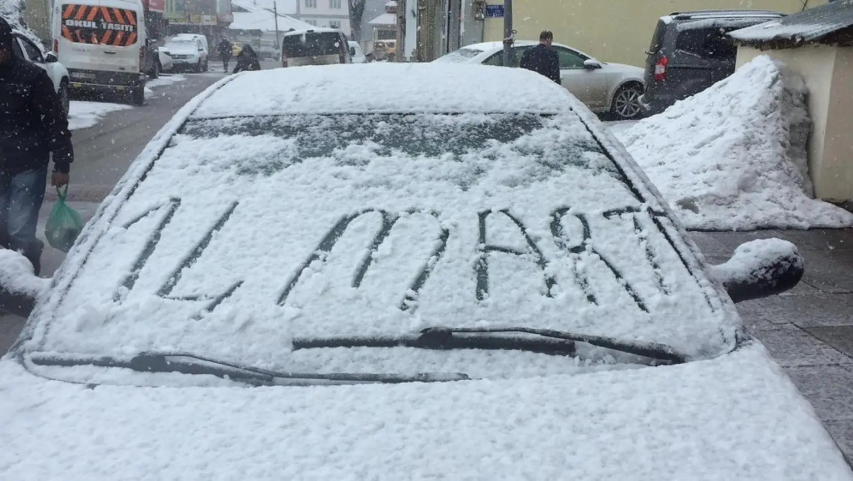 Karlıova'da ekipler karla mücadele ederken kar yağışı başladı 