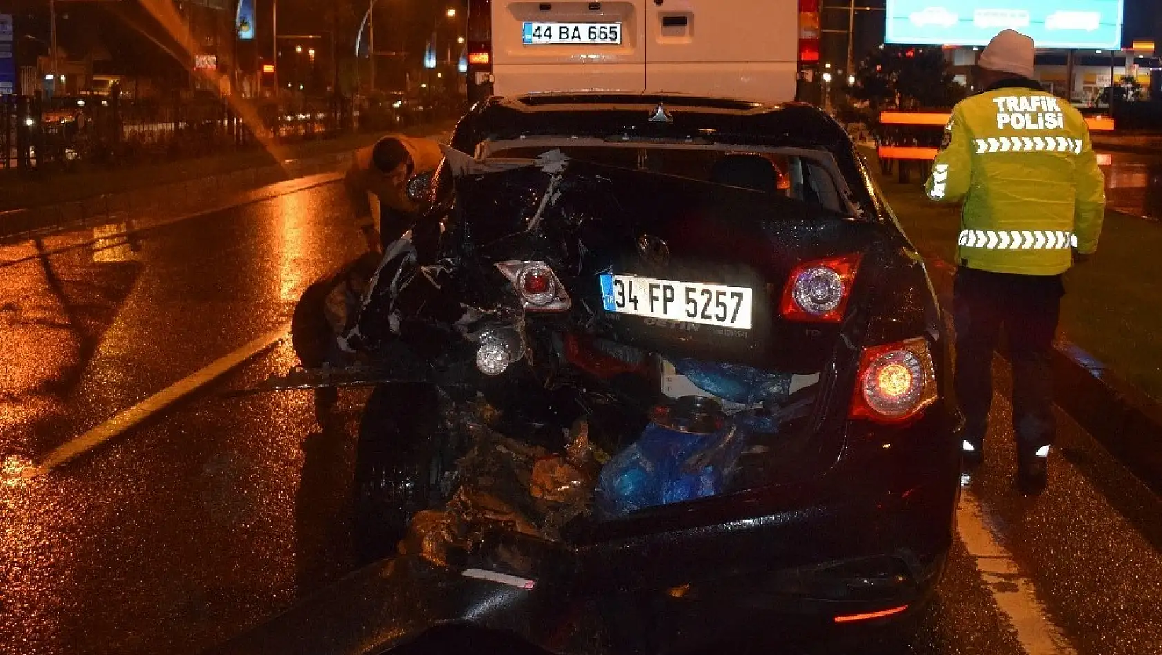 Malatya'da Minibüs otomobile çarptı: 2 yaralı 