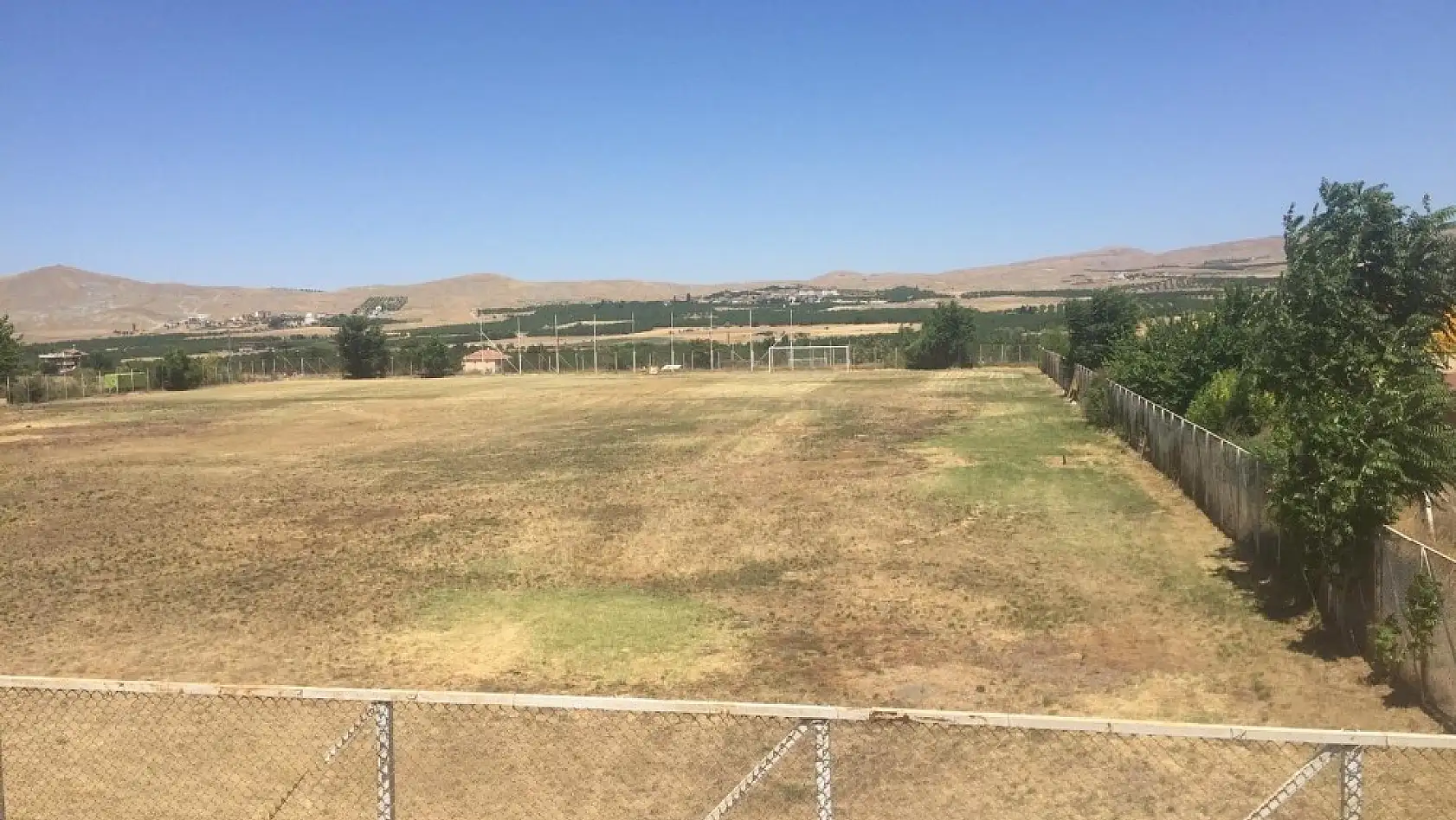 Yeşilyurt Belediyespor çimleri kuruyan sahadaki çalışmasını yarıda bıraktı 