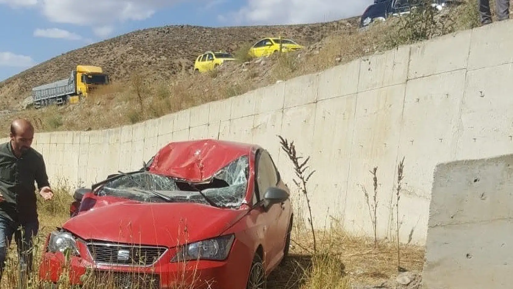 Bingöl'de otomobil şarampole yuvarlandı: 1 yaralı 