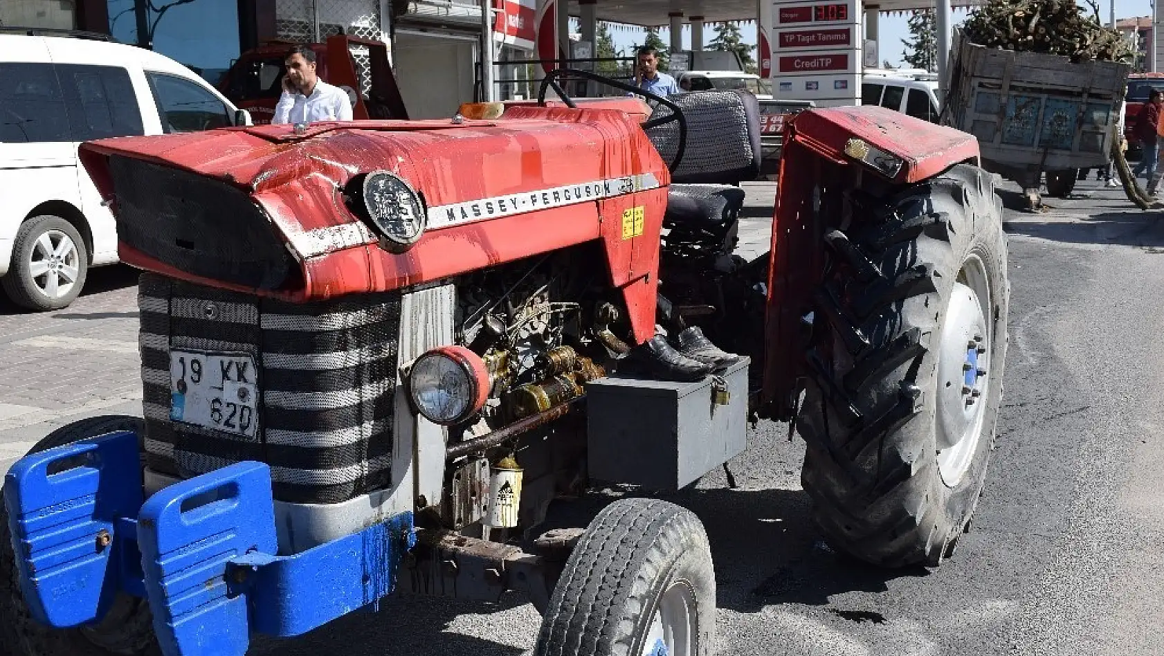 Malatya'da odun yüklü traktör devrildi: 1 yaralı 