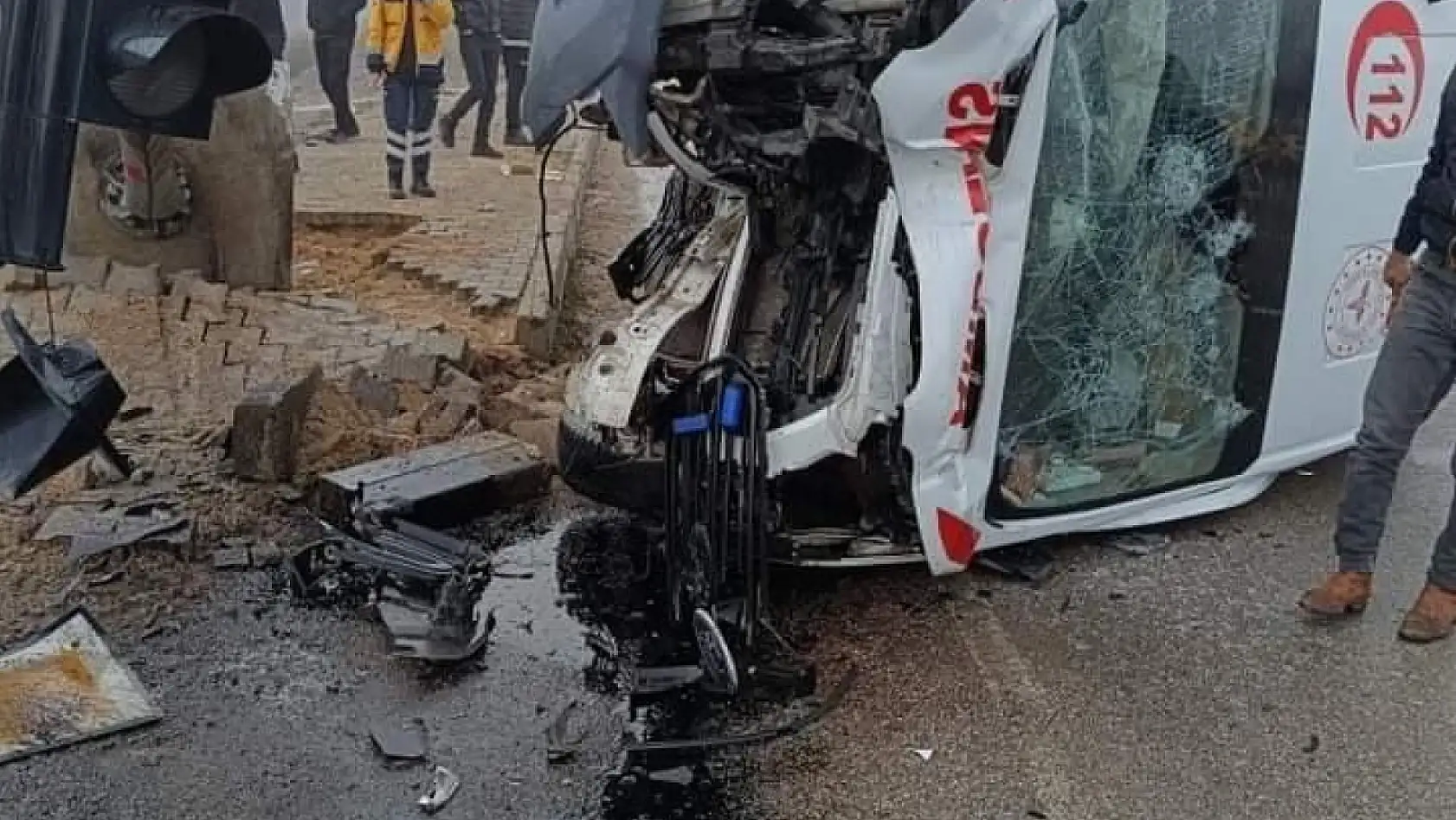 Elazığ'da ambulans sinyalizasyon direğine çarptı: 1 yaralı