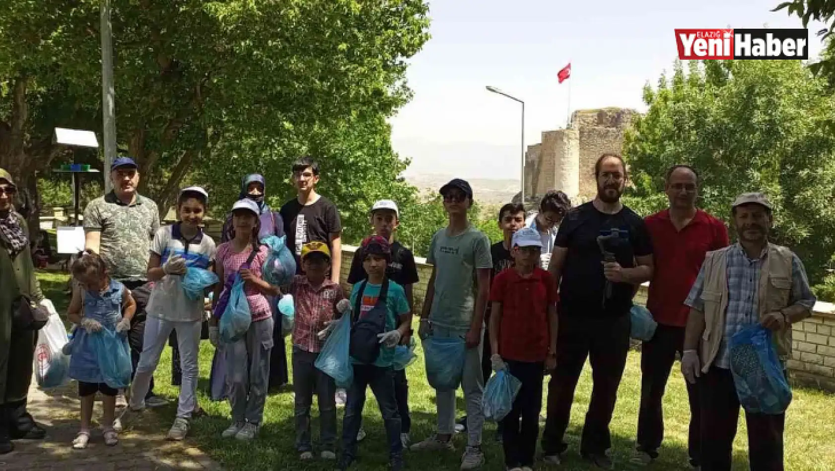 Elazığ'da çocuklar ve gönüllüler Harput'u temizledi