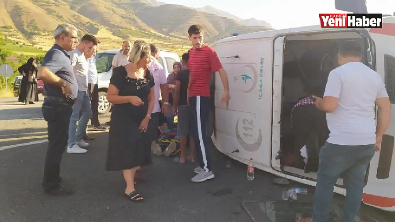 Elazığ'da otomobil ambulansa çarptı: 3 yaralı