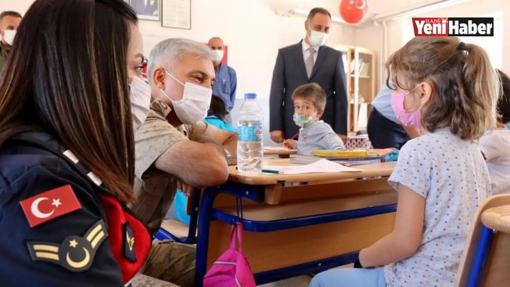 Elazığ İl Jandarma Komutanı Yıldız, Minik Öğrencilerin Heyecanına Ortak Oldu