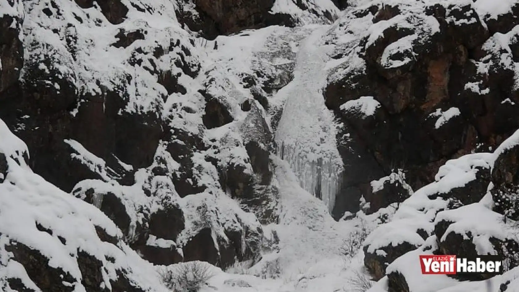 Tunceli'de Çığ Şelale Gibi İndi