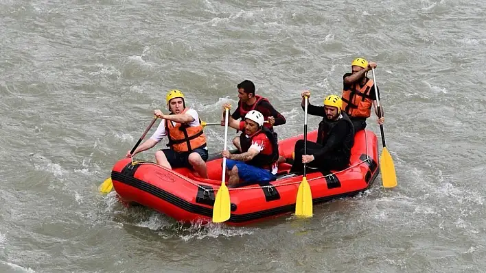 Tunceli'de tabuları yıkan Vali bu kez rafting yaptı 