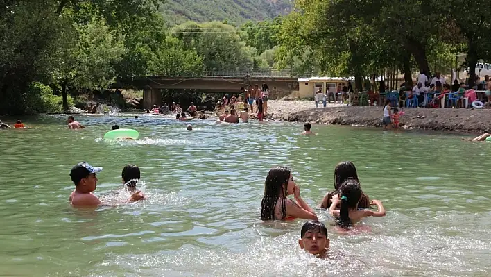 Tunceli'nin plajları sahilleri aratmıyor 