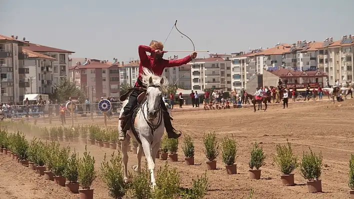 Atlı okçular Elazığ'da kıyasıya yarıştı 