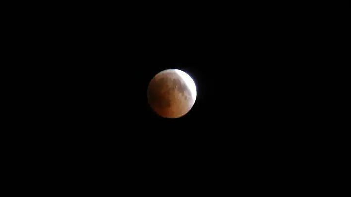 Kanlı ay tutulması Elazığ'dan da izlendi 