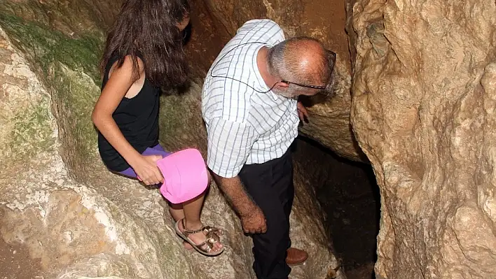 Serinlemek isteyen buzluk mağarasına geliyor 