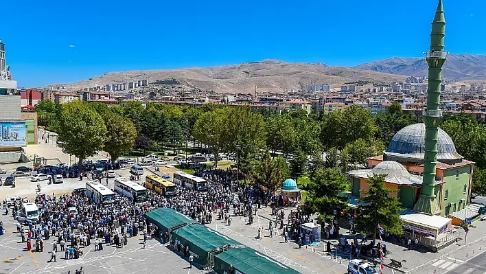 Hacı adayları salavatlarla, dualarla uğurladı 