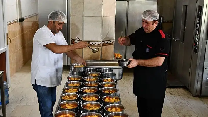 Tunceli'de her gün bin aileye sıcak yemek 