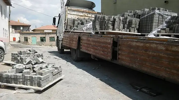 Arguvan'da parke taşı döşeme çalışmaları 