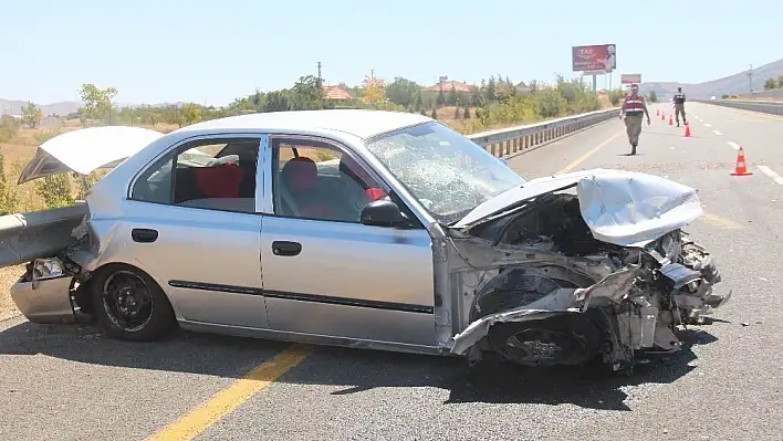 Direksiyon hakimiyetini kaybeden otomobil bariyerlere çarptı: 4 yaralı 