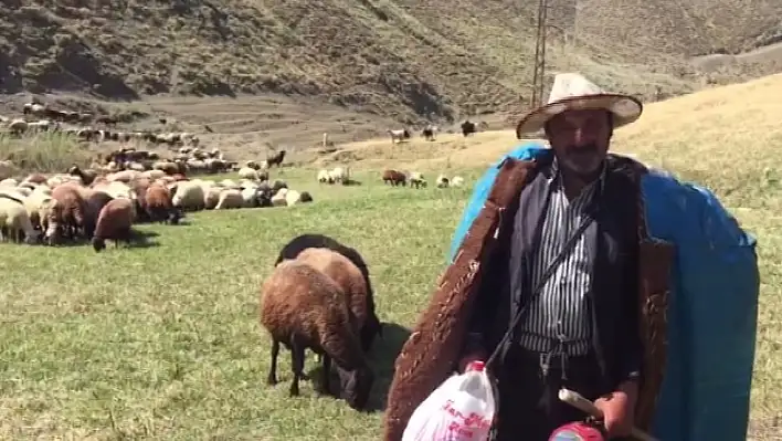 Bayramı sürüsünü otlatarak geçirdi 