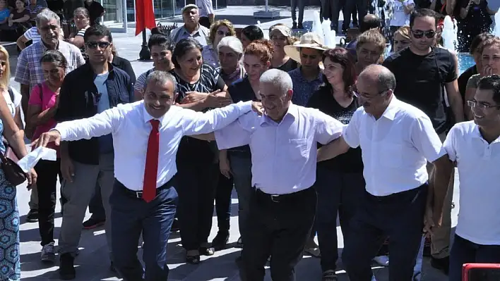 Tunceli'de açılış, çılgın davulcuyla şenlendi, halay çeken Vali renk kattı 