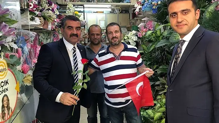 MHP'den 5 bin bayrak dağıtımı 