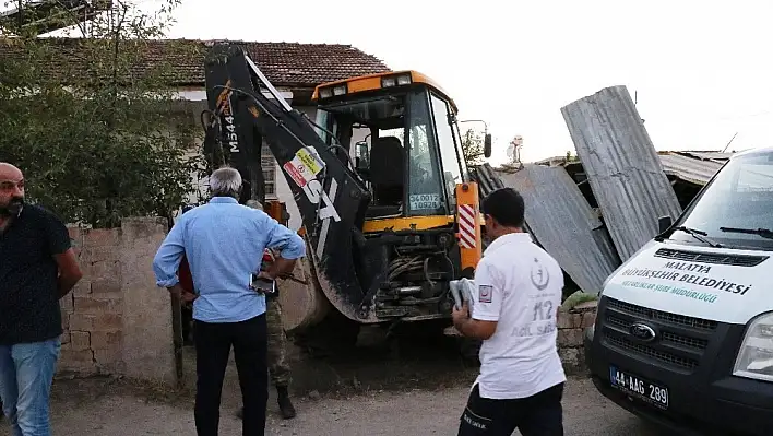 Kepçe eve girdi, avludakileri ezdi: 1 ölü, 2 yaralı