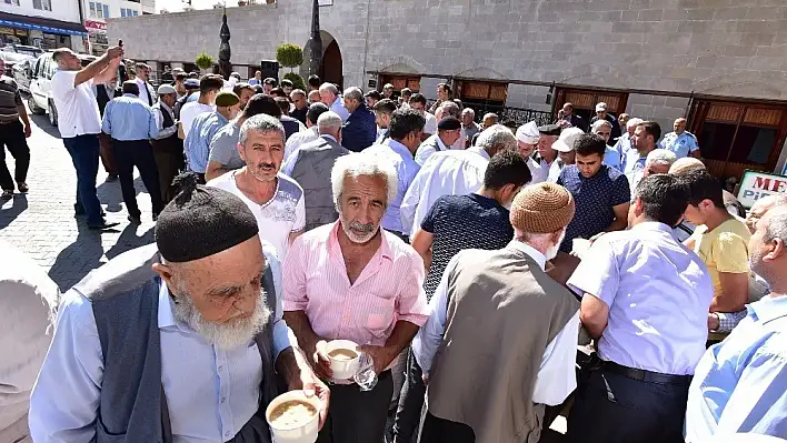 Vatandaşlara cuma namazı çıkışı aşure ikramı yapıldı 