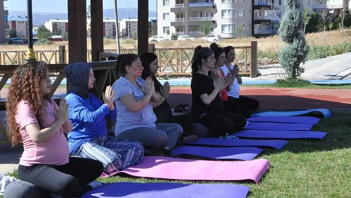 Tunceli'de anne adayları doğada, yoga ile doğuma hazırlanıyor 