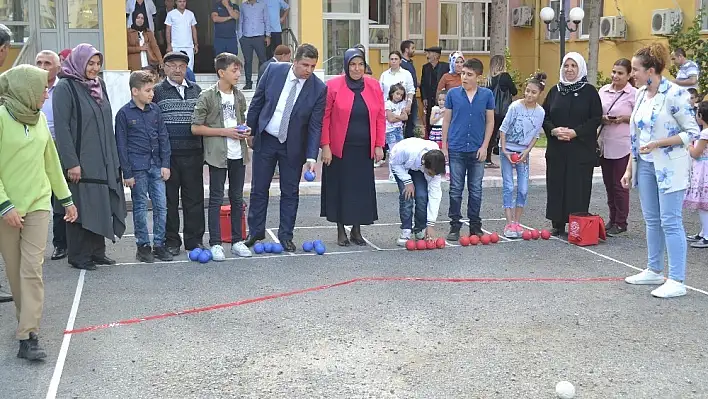 Huzurevi sakinleri ve çocukların bocce keyfi 