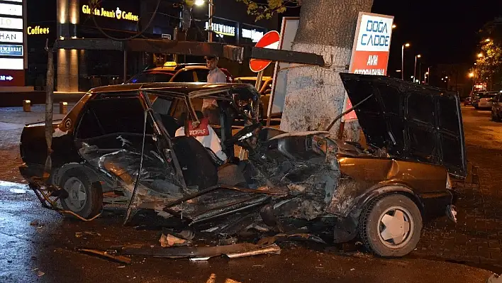 İkiye bölünen otomobilden sağ çıktılar 