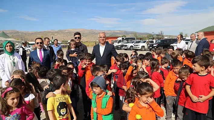 Bingöl'de yüzlerce öğrenci barınağı gezdi, hayvanları besledi 