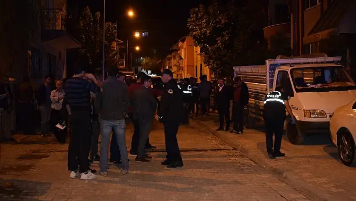 Polisin müdahale ettiği kavgada silahla 4 el ateş açıldı 