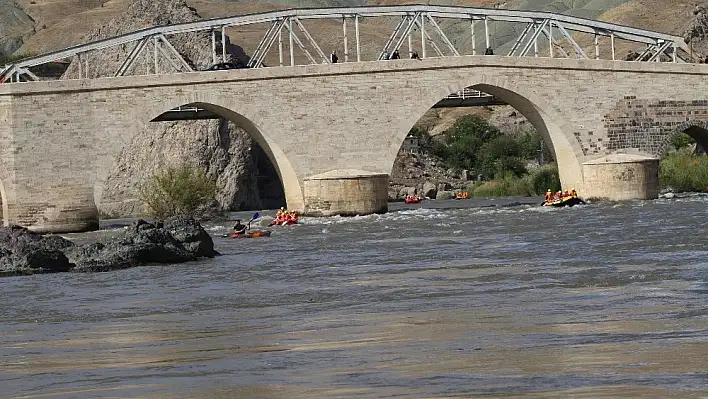 Palu'da, Vali ile birlikte Araplar rafting yaptı