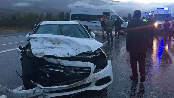 Malatya'da otomobille öğrenci servisi çarpıştı: 5 yaralı 