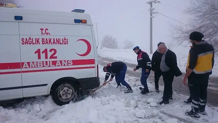 Ambulans buza saplandı