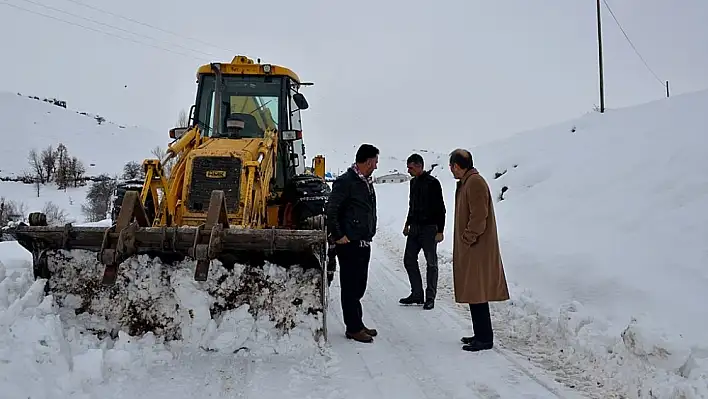 Arguvan'da karla mücadele devam ediyor 