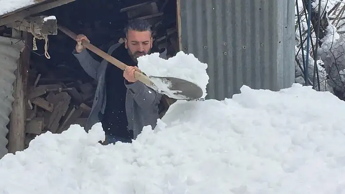 Bingöl'de yoğun kar yağışı ilçelerde etkili oldu 