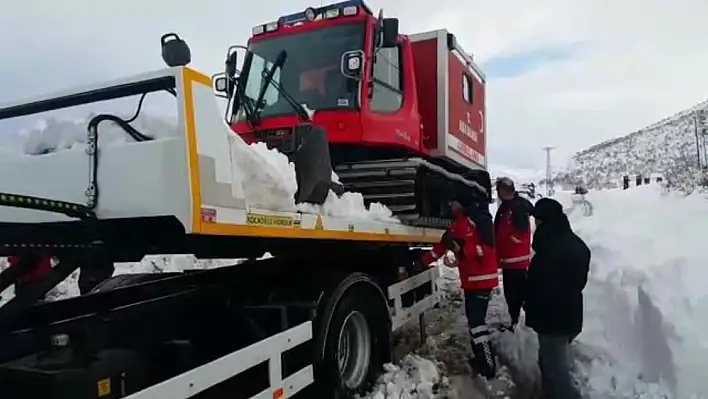 Yolları kapalı olan Bingöl'de hastalara UMKE ulaştı 