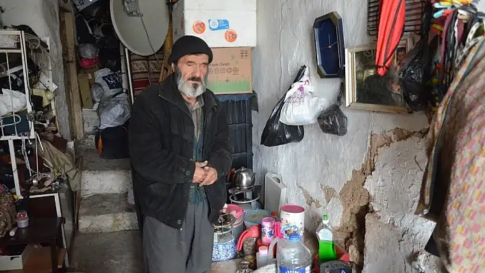 (Özel) Çöp konteynerlerinden topladığı ekmeklerle karnını doyuruyor 