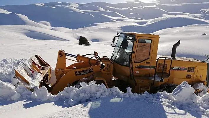 Karla kaplı karakol yolu 4 günde açıldı 