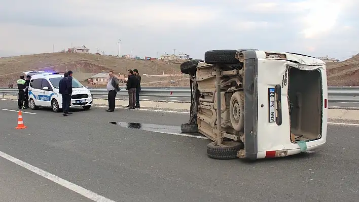 Midibüsün çarptığı hafif ticari araç yan yattı 