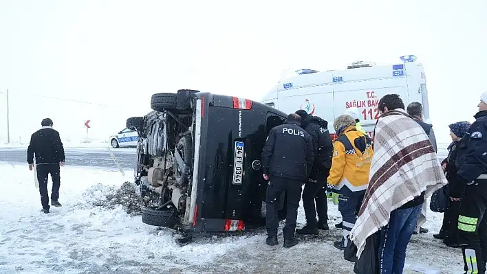 Buzlanan yolda kayan araç devrildi: 7 yaralı 