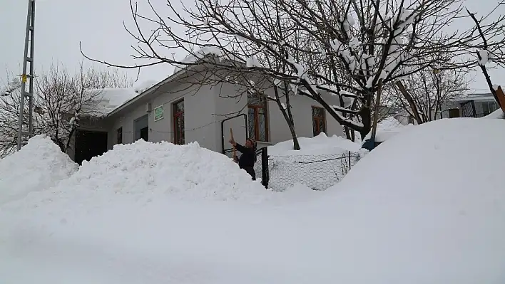 Tunceli'de kar yağışı ve tipi 104 köy yolunu ulaşıma kapattı 